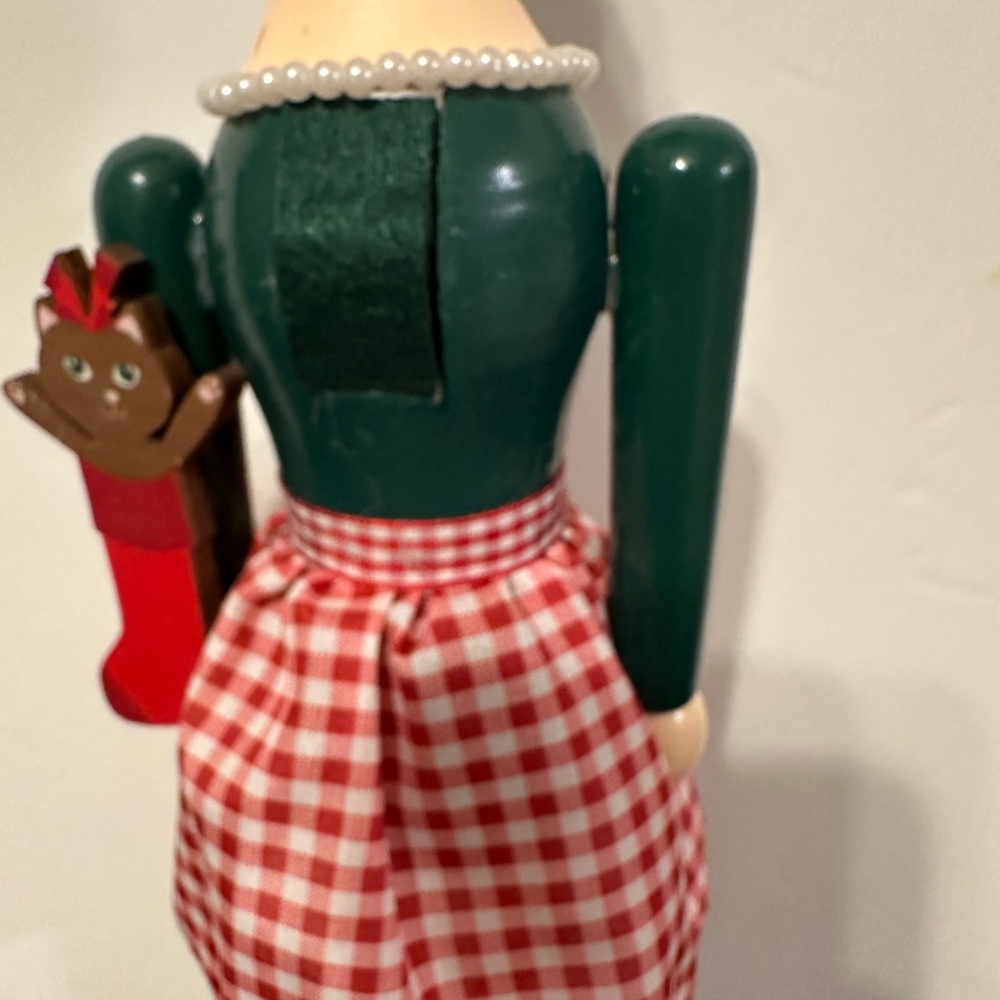 Cat lady nutcracker - Picture 6 of 8